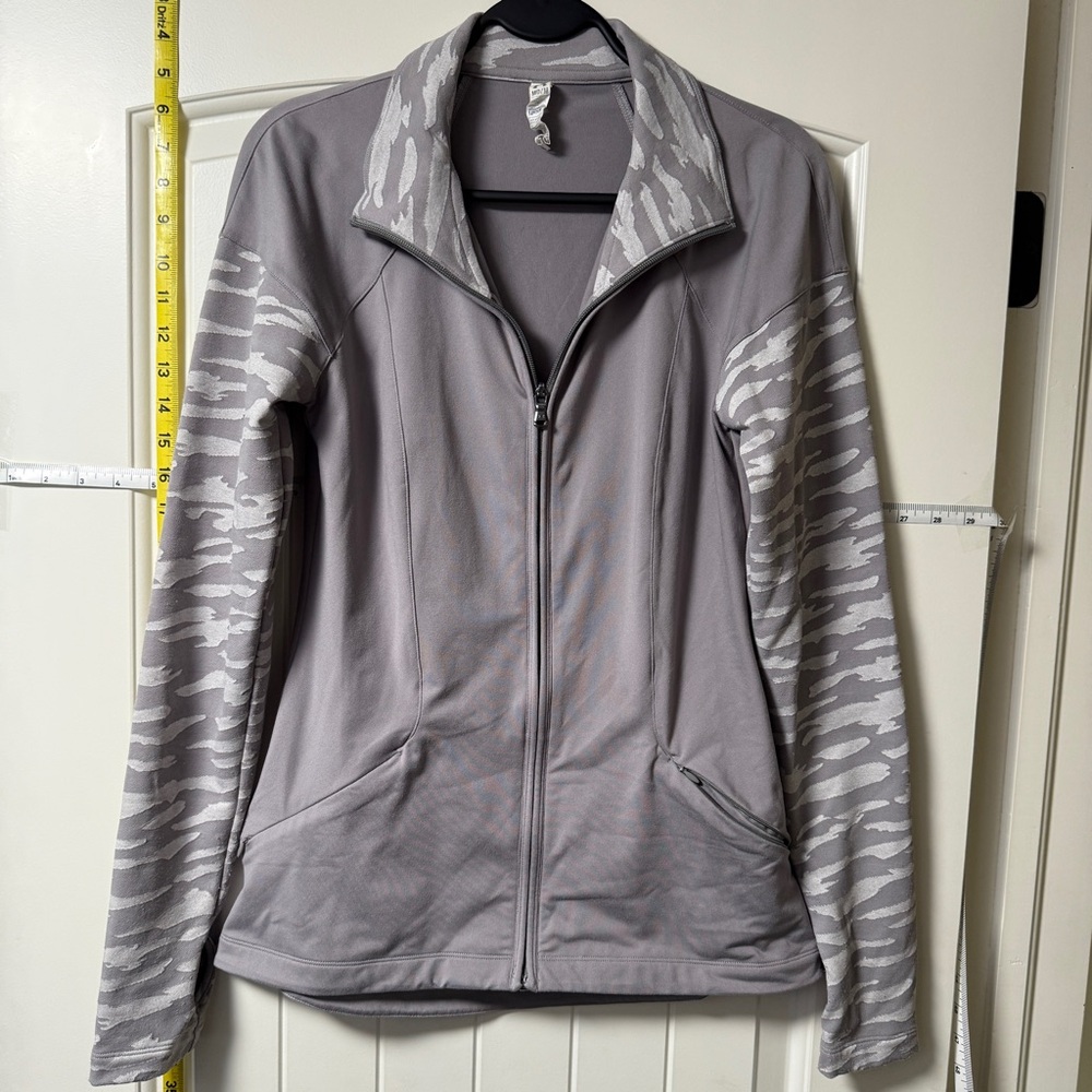 Under Armour Women's Medium Gray Patterned Sleeves full zip Jacket